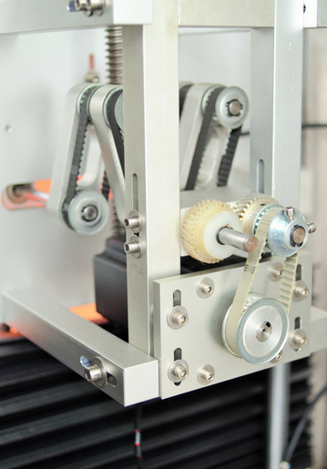 Kannen ja rungon tiivistys kutistusholkkikoneella, jossa on kaksi päätä