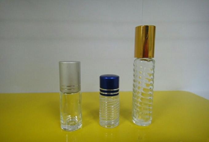 Automaattinen pieni pyöreä pullon vaakasuora injektiopullon etikettikone itseliimautuvalle tarralle