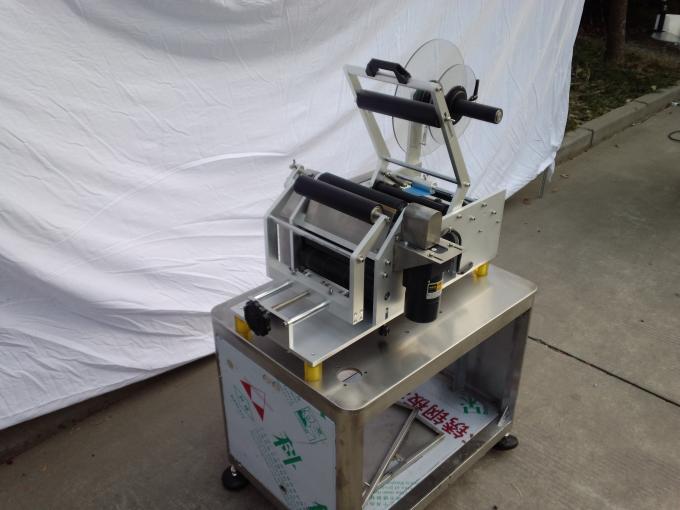 Räätälöity automaattinen injektiopullon etiketöintikone pienelle penisilliinipullon etiketitarralle