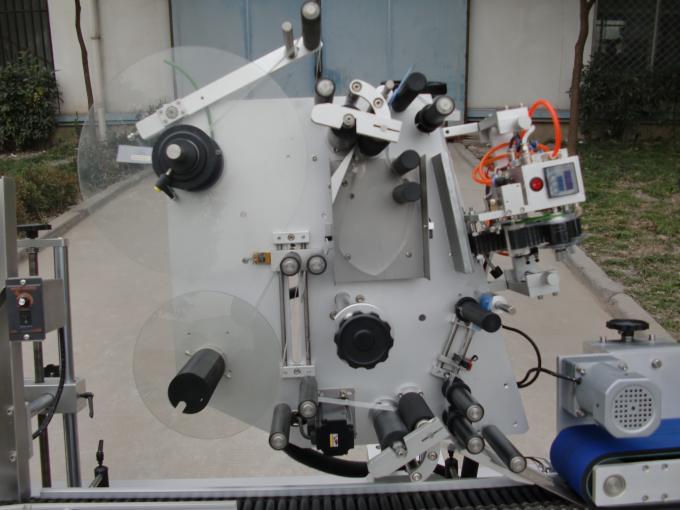 Kuljetinmoottorin HY-tuotemerkin injektiopullojen etiketöintikone, seitsemäs akun tarratarrakone elektroniikkaa varten