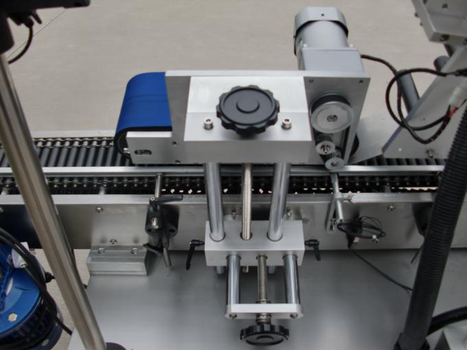 Kuljetinmoottorin HY-tuotemerkin injektiopullojen etiketöintikone, seitsemäs akun tarratarrakone elektroniikkaa varten