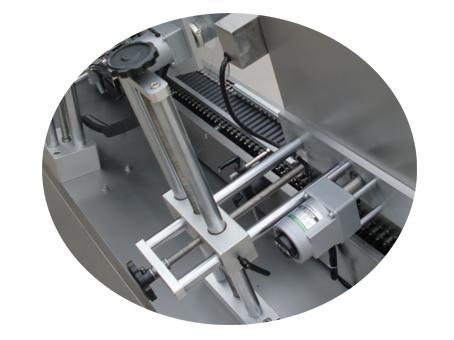 Paperiputkien etiketöintikone 500 rullan kerroksen itsekiinnittyvä kangas tarraetiketti