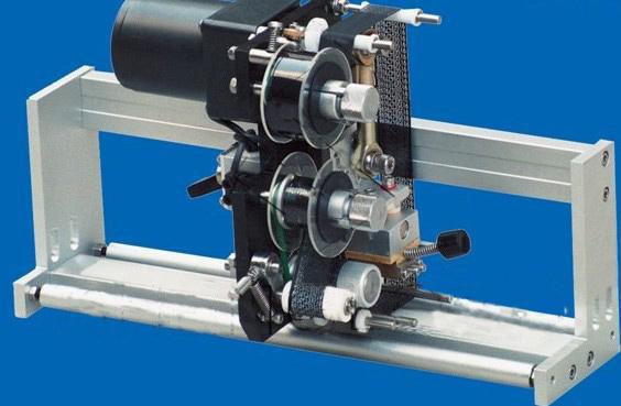 Itsekiinnittyvä tarrojen etiketöintikoneen kuppien etiketöintikone tunnettu päämuunnin