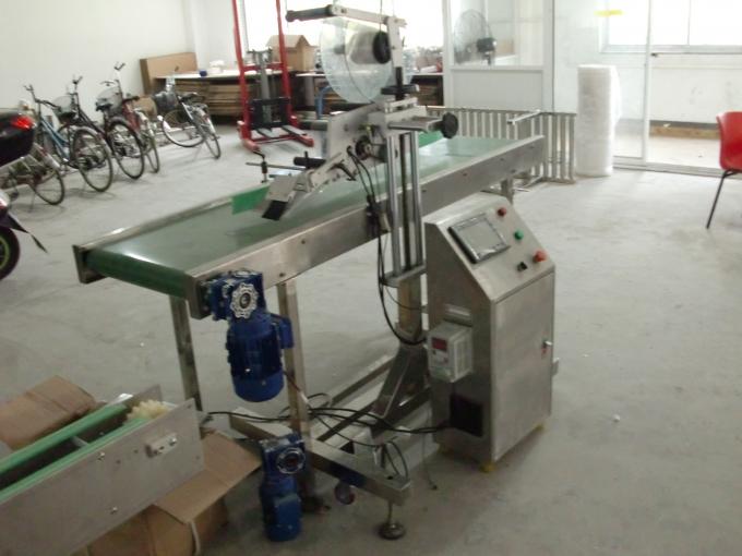 Pöytälevyn itseliimautuva tarra, tasainen pinta-etiketti, jossa hakulaite syöttää esineitä