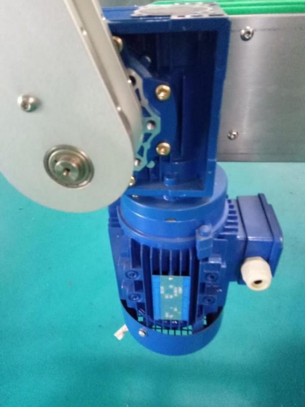 SUS304 Kaapin kaksipuolinen neliöpullotarrojen etiketöintikone henkilökohtaisten hygieniatuotteiden kanssa