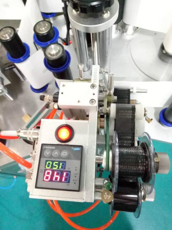 Label Automatic Doubel Side Sticker Labeling Machine, jossa on hakulaite ja koodauskone