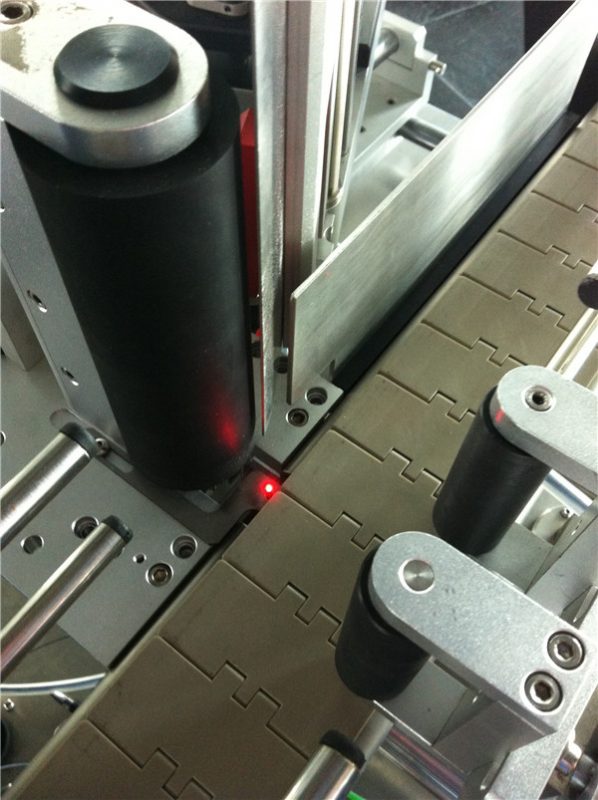 Omena / appelsiini / rypälemehu pyöreä pullotarra etiketöintikoneen juomakenttä