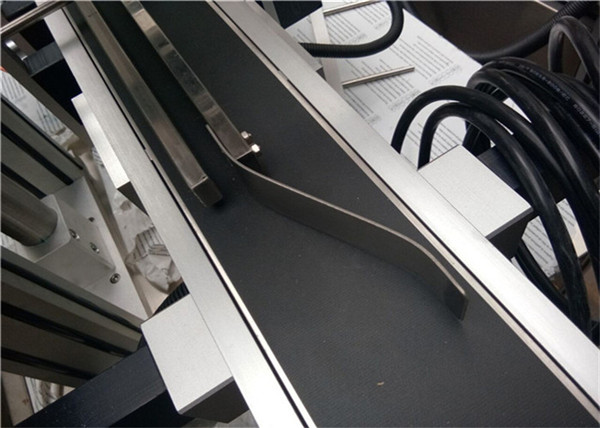 Automaattinen syöttö Top Labeling Machine -tarra / itseliimautuva tarratyyppi