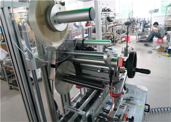 Automaattinen ylätarrauskoneen tasainen pinta-etikettien applikaattori, jossa on kuljettimet / ylätarrat