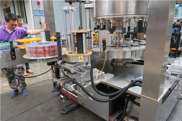 CE-pyörivä tarrojen etiketöintikone, yksi täysautomaattinen pullon siipi