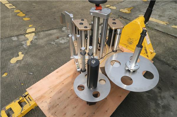 Pyöreä pullon pyörivä etiketti pyörivillä astioilla