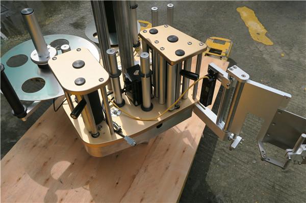 Nopea pyörivä tarrojen etiketöintikone, jossa on pyöritystoiminto