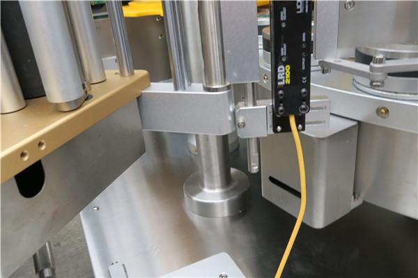 Nopea pyörivä tarrojen etiketöintikone täyttökoneen vaihtoehdoilla