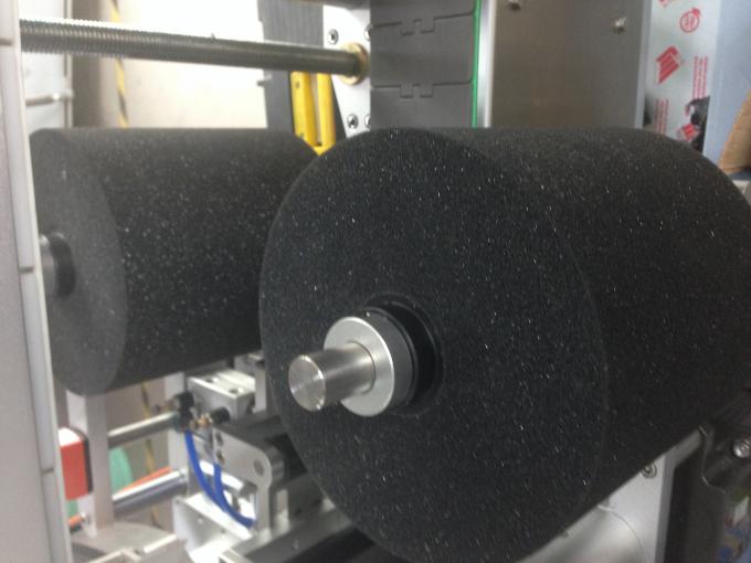 Palvelimen moottoripullojen etiketöintikone pyöreälle / litteälle / Sqaure-pullolle