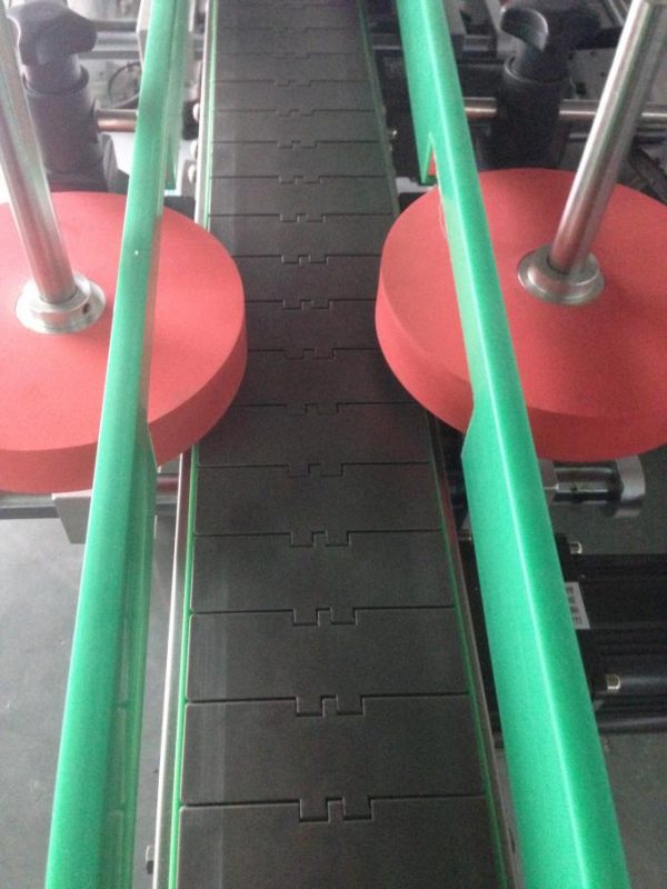 Automatisoitu etikettilevy pyöreälle / neliömäiselle / subuliformiselle pullolle