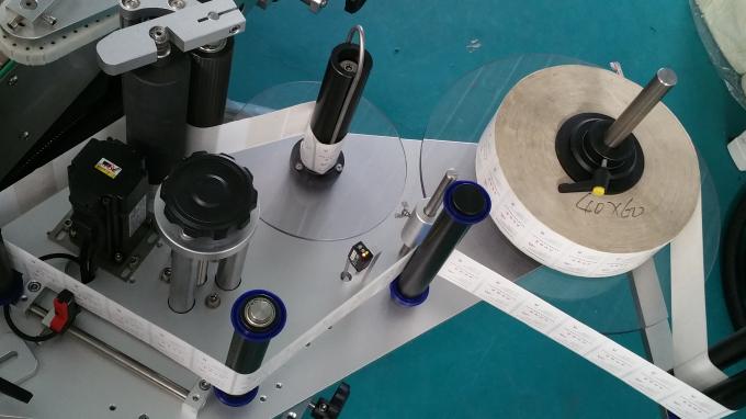 Soikeat pussit ja pullot tarratarrat, itsekiinnittyvä etikettipainokone pitkällä kuljettimella