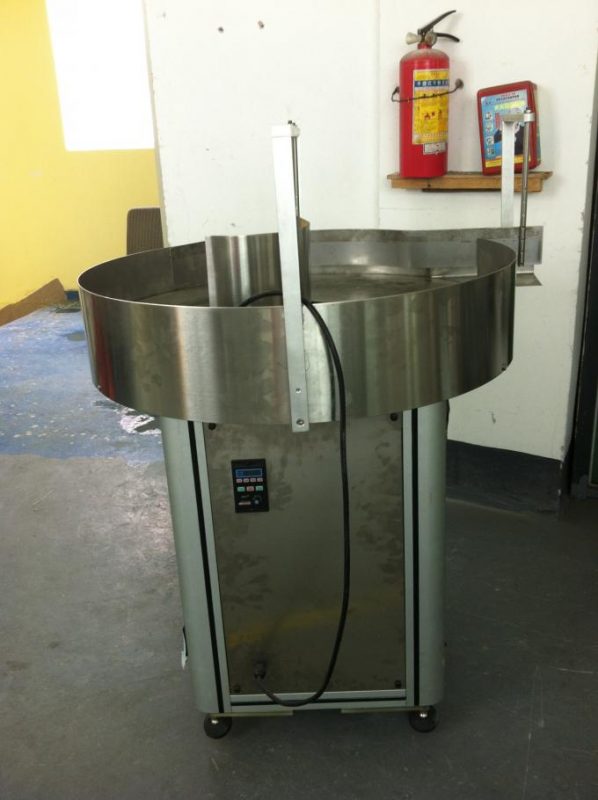 Täysautomaattinen itsekiinnittyvä etikettilaitteiden kaksoispuoli