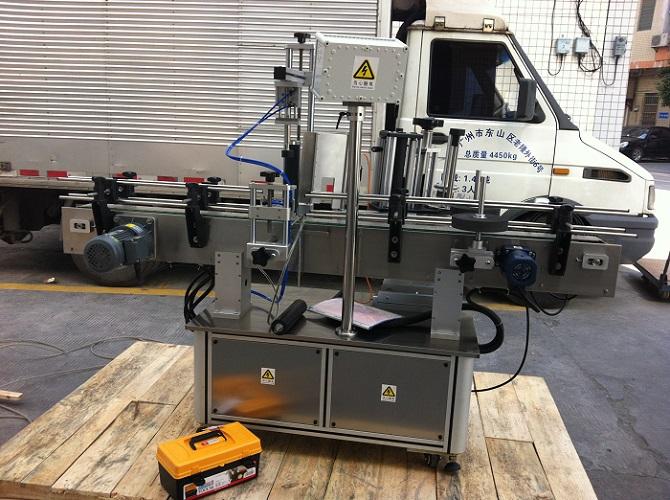 Korkean tarkkuuden kaksoistarra pyöreä pullotarrojen etiketöintikone liima-etikettiin