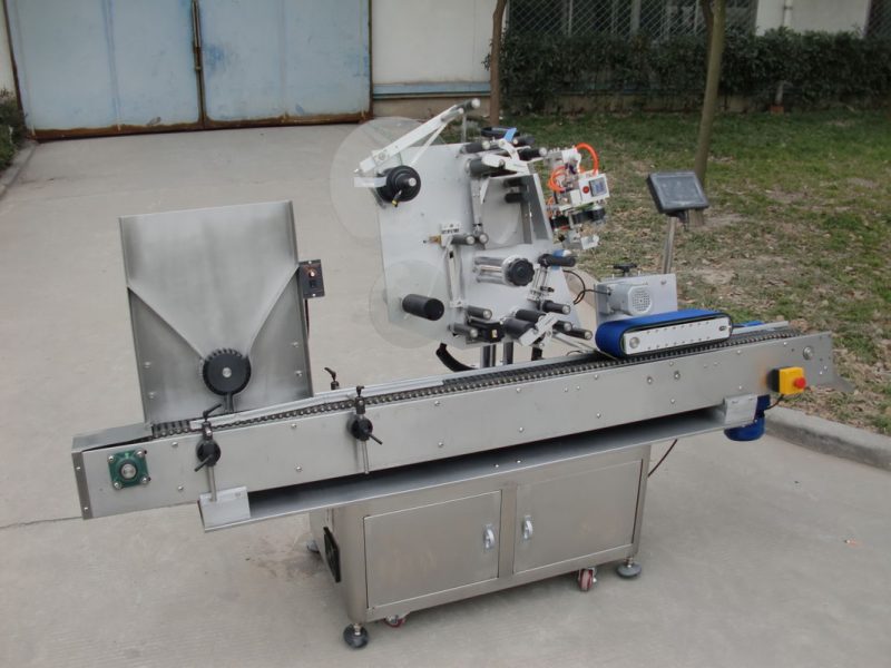 Kiina kuljetinmoottorin HY-tuotemerkin injektiopullojen etiketöintikone, seitsemäs akun tarratarrakone elektroniikkatoimittajalle