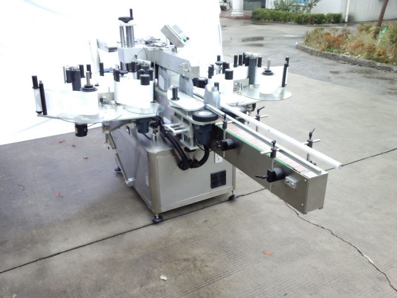 Kiina Automaattinen kaksipuolinen tarrojen etiketti, jossa etu- ja takapuoli soikealle, pyöreälle, neliömäiselle pullolle kiinteälle toimittajalle