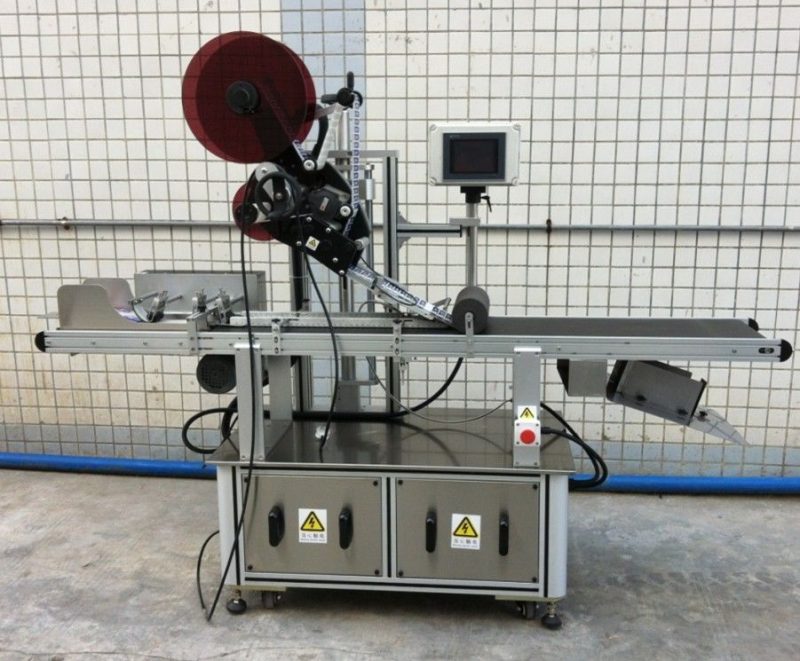 Kiina Top Labeling Machine naamioille / levittämättömille pahvipakkauksille / paperipusseille, tasaisen pinnan tarra-applikaattorin toimittaja
