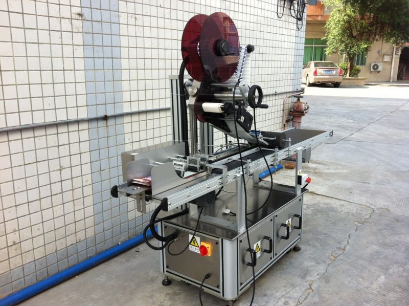 Kiina Electric Drive Top Labeling Machine, itseliimautuvien tarrojen etiketöintikoneiden toimittaja