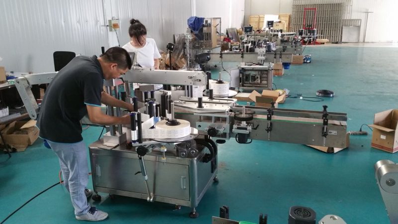 Kiina räätälöity vesipullojen etiketöintikone, automaattinen penkkien etiketöintikone kaksipuolisille toimittajille