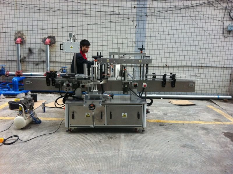 Kiina Täysautomaattinen liima pyöreä pullon etiketöintikone lemmikkipulloille etu- ja takaosan toimittaja